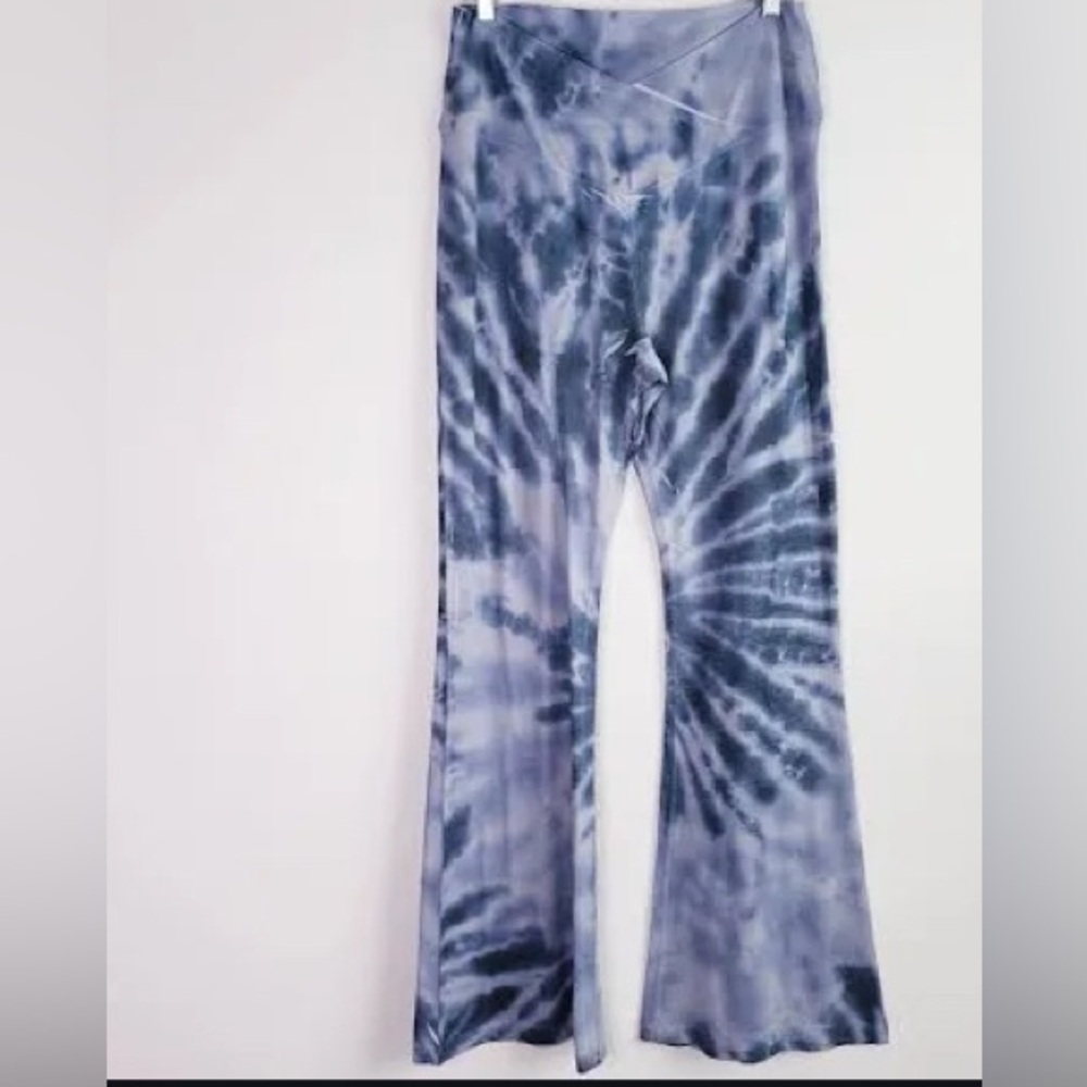Earthbound size small blue tie die flared leggings